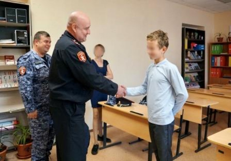 В Архангельске офицеры Росгвардии приняли участие в благотворительной акции «Собери ребенка в школу»
